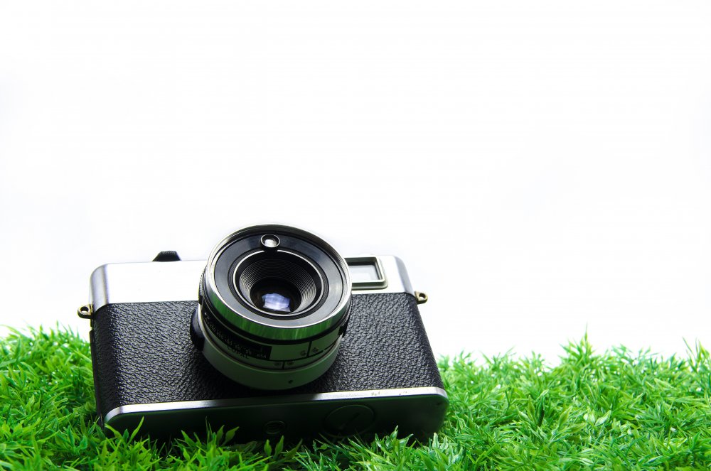 Фотоаппарат на траве