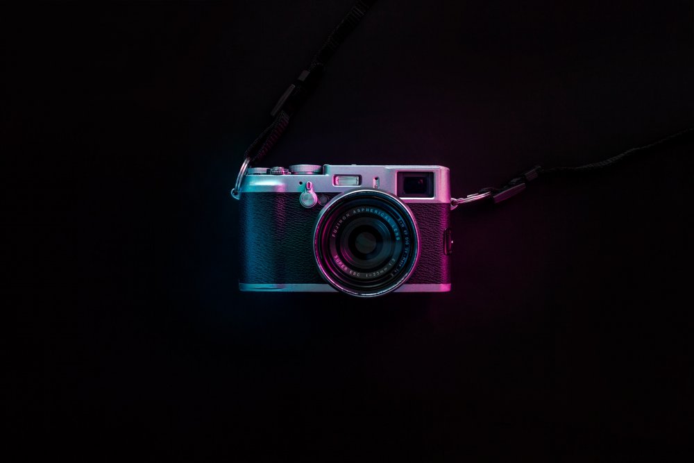 Фотоаппарат на темном фоне
