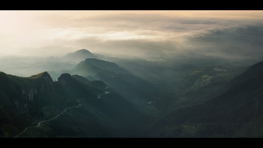 Одинокая гора в тумане