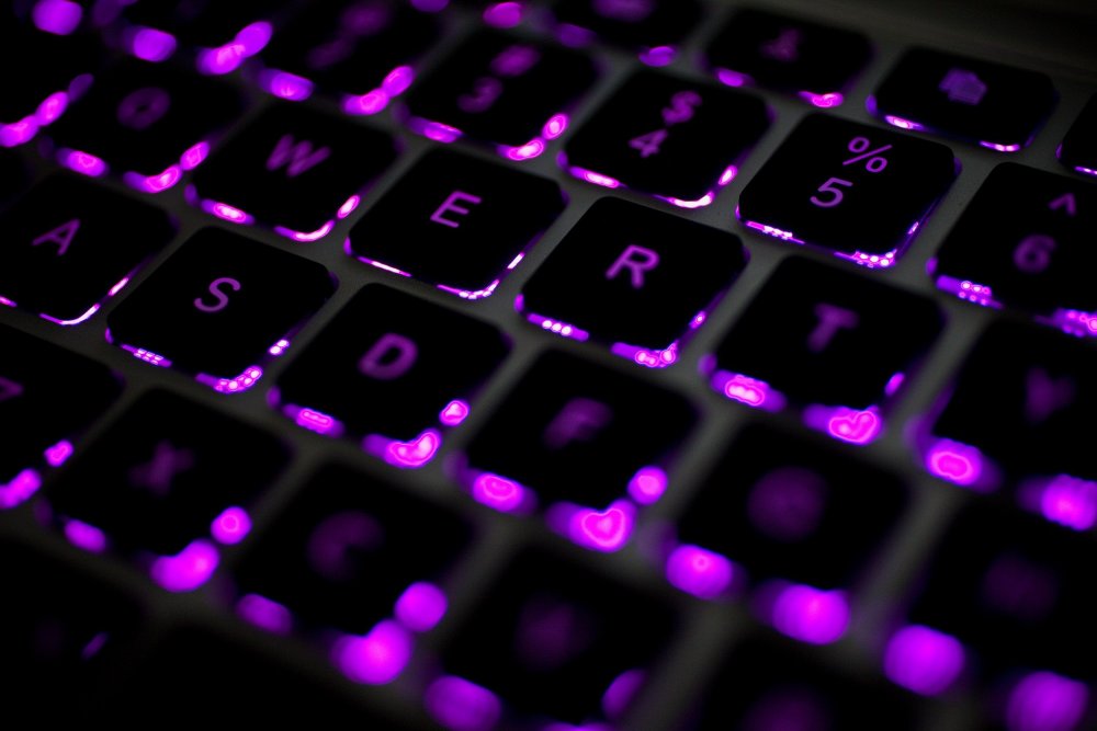 Клавиатура компьютерная на черном фоне
