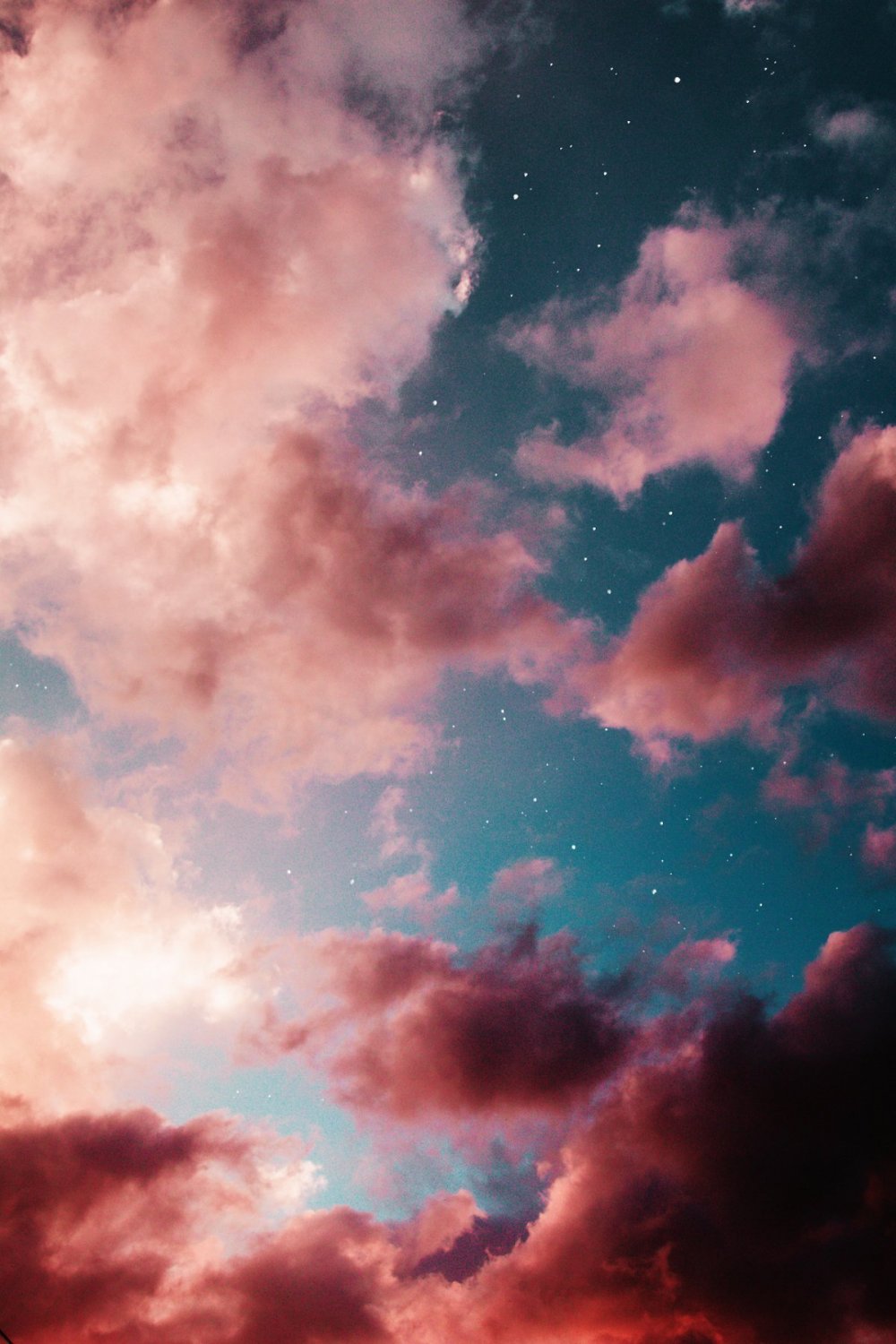 Розовое небо с облаками