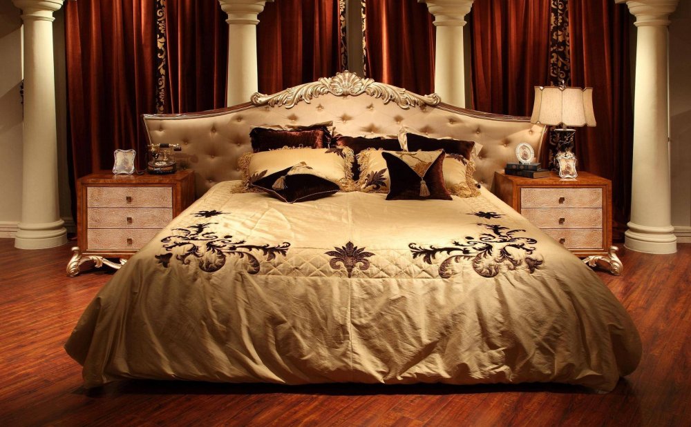 Огромная красивая кровать