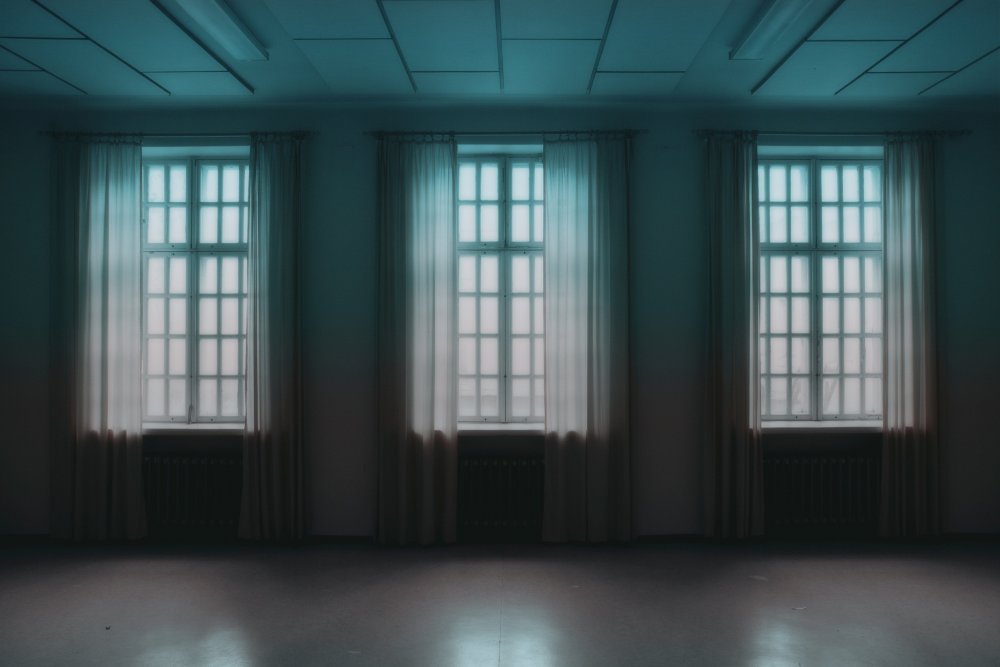 Пустая комната с окном