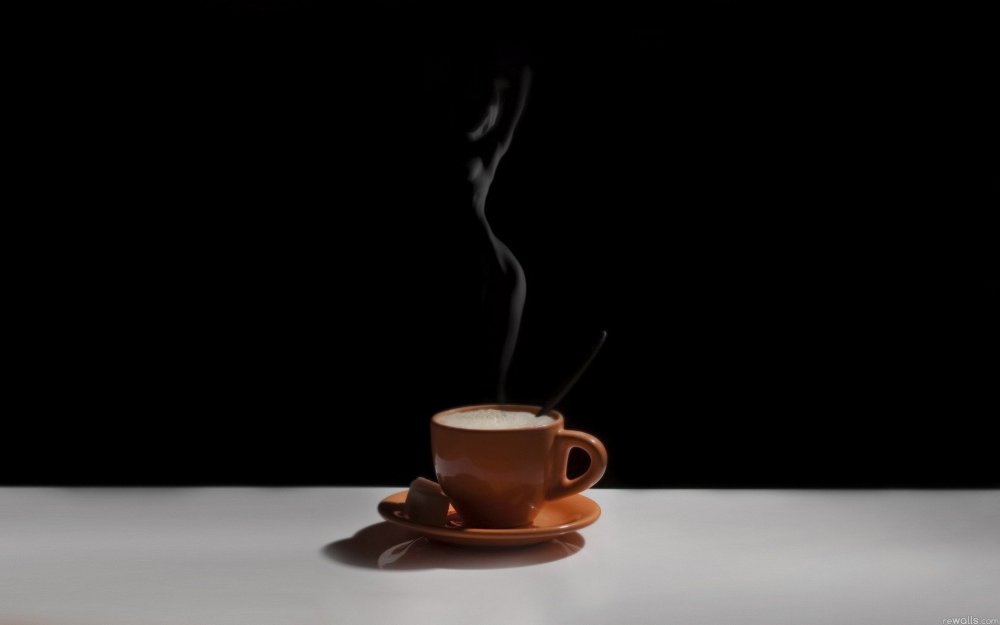 Чашка кофе на темном фоне