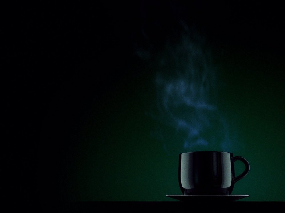 Кружка чая на темном фоне