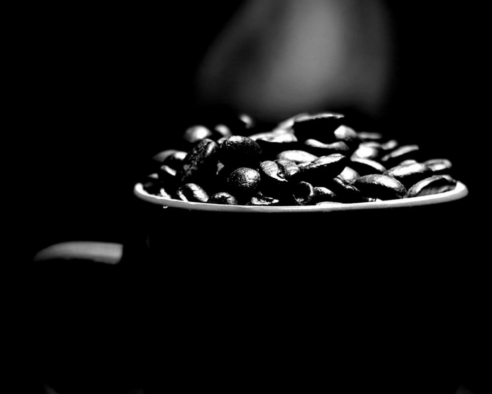 Зерна кофе на черном фоне