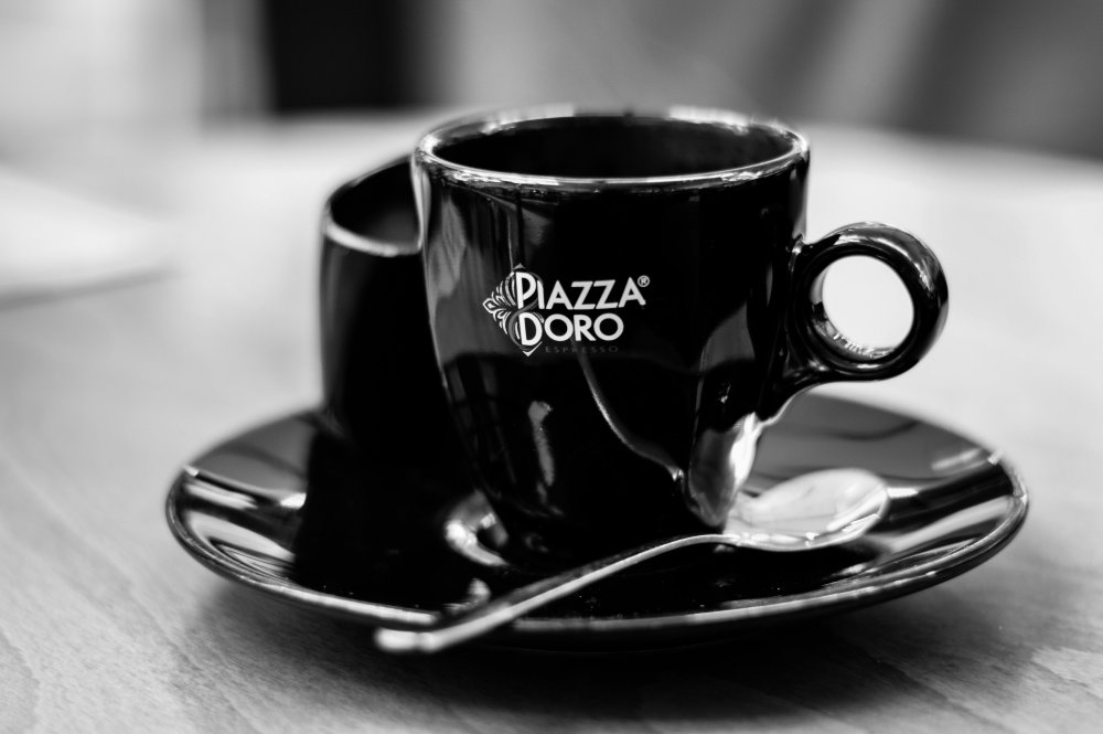 Черно-белая кофейная чашка