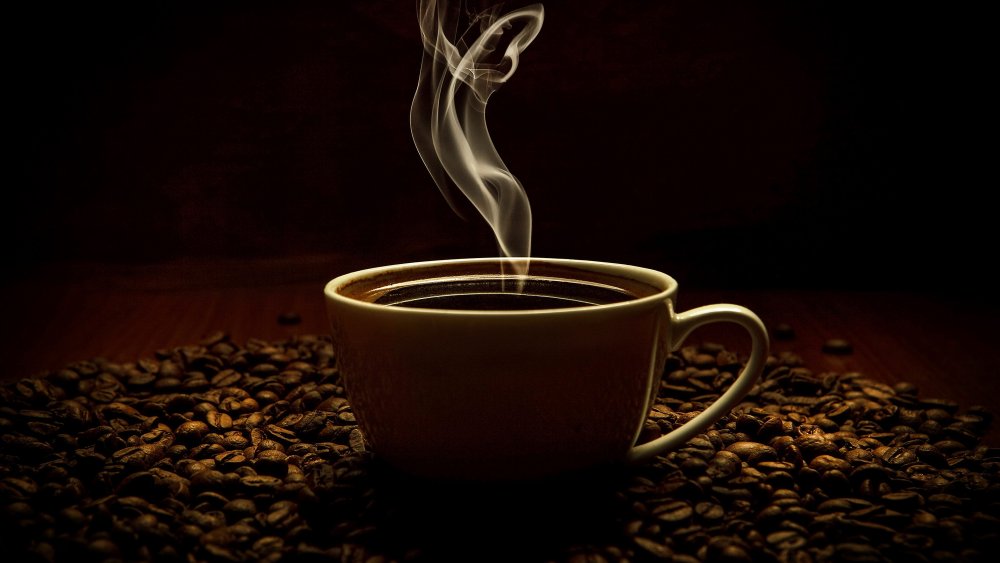 Чашка дымящегося кофе