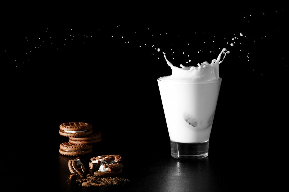 Молоко на черном фоне