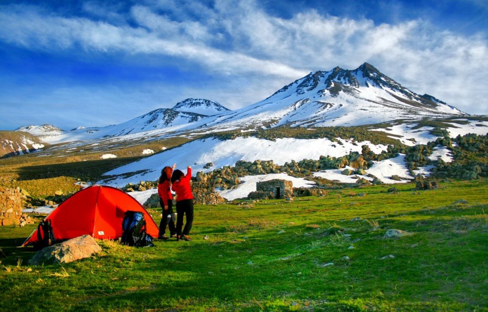 Палатка на фоне гор