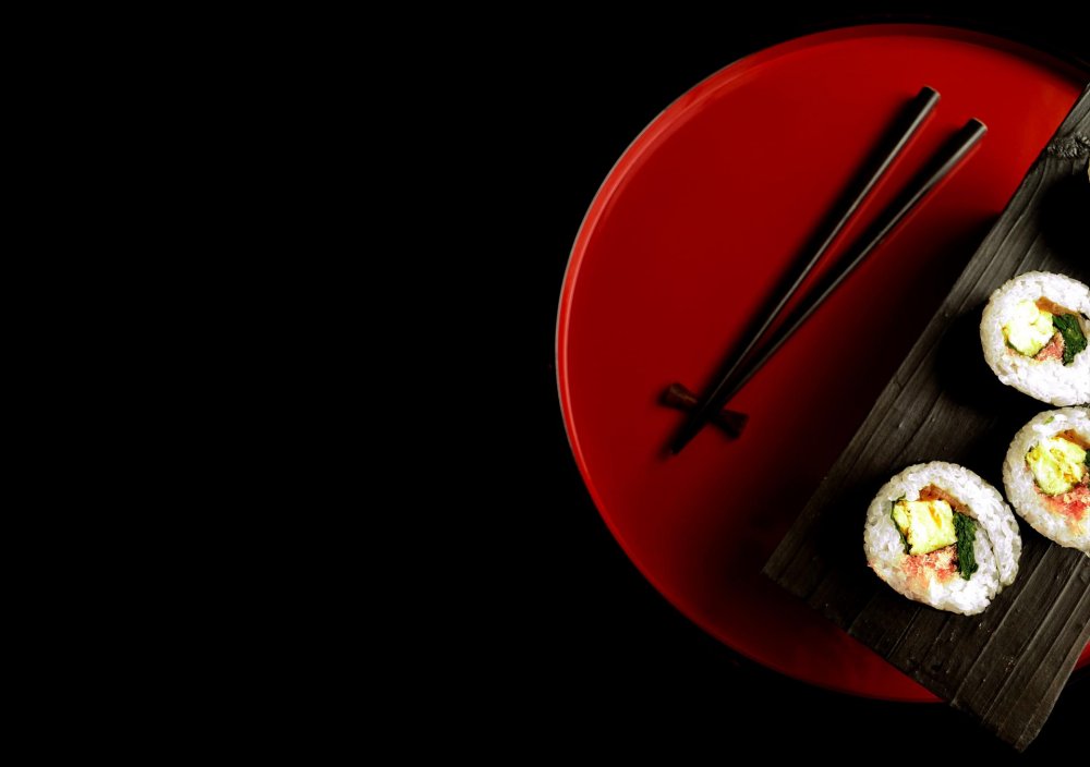 Японская еда на черном фоне