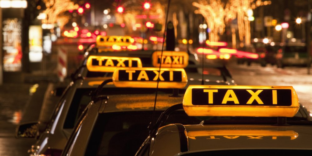 Такси на фоне города