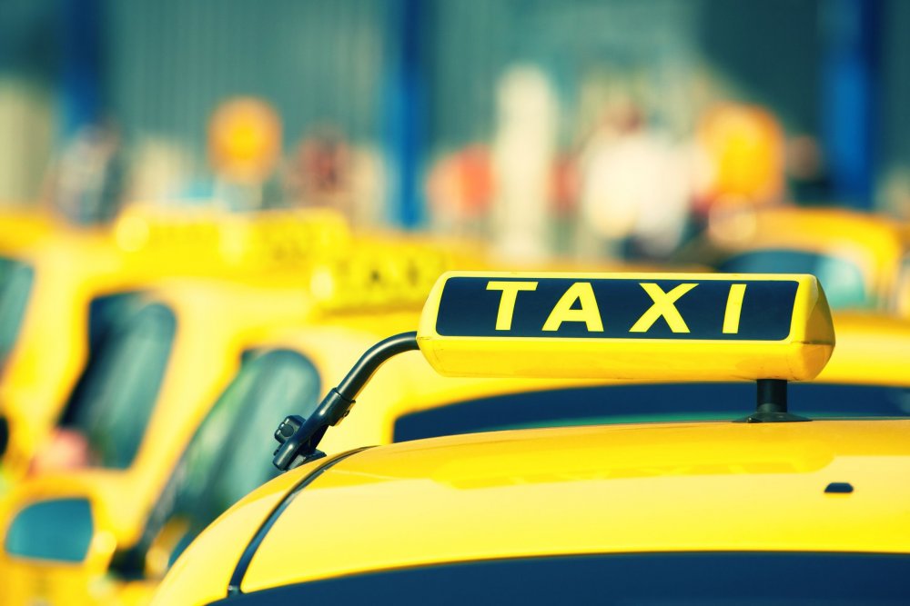 Реклама на машинах такси