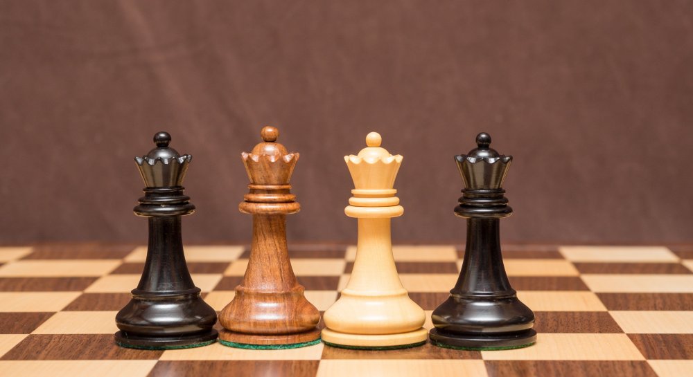 Две шахматные фигуры