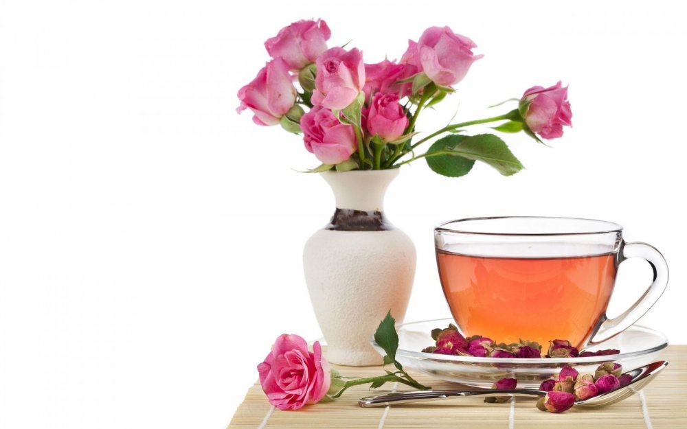 Цветы в вазе и чашка чаю