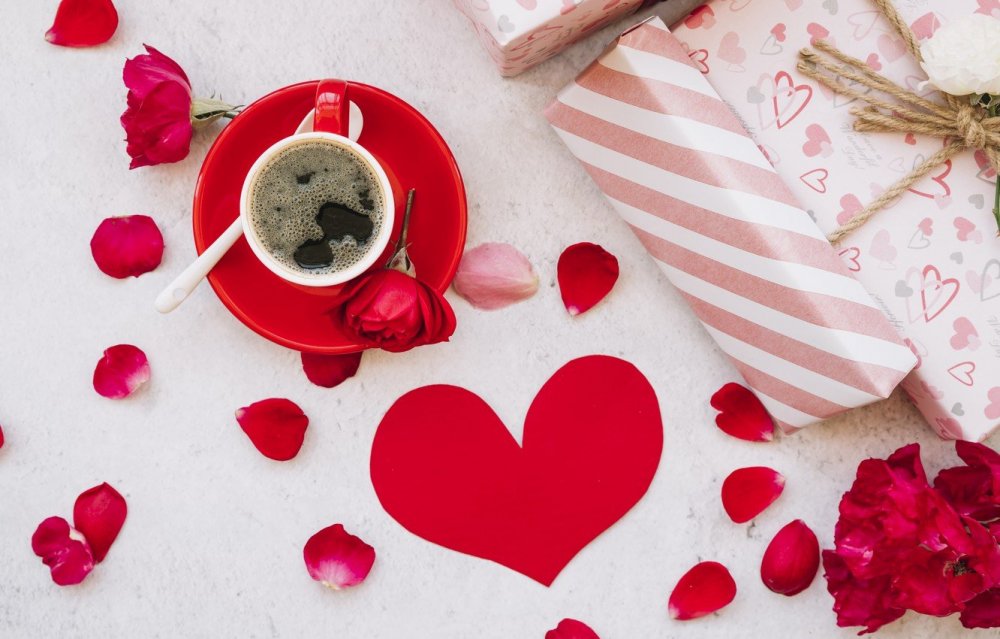 Чашка кофе с сердечком и цветами