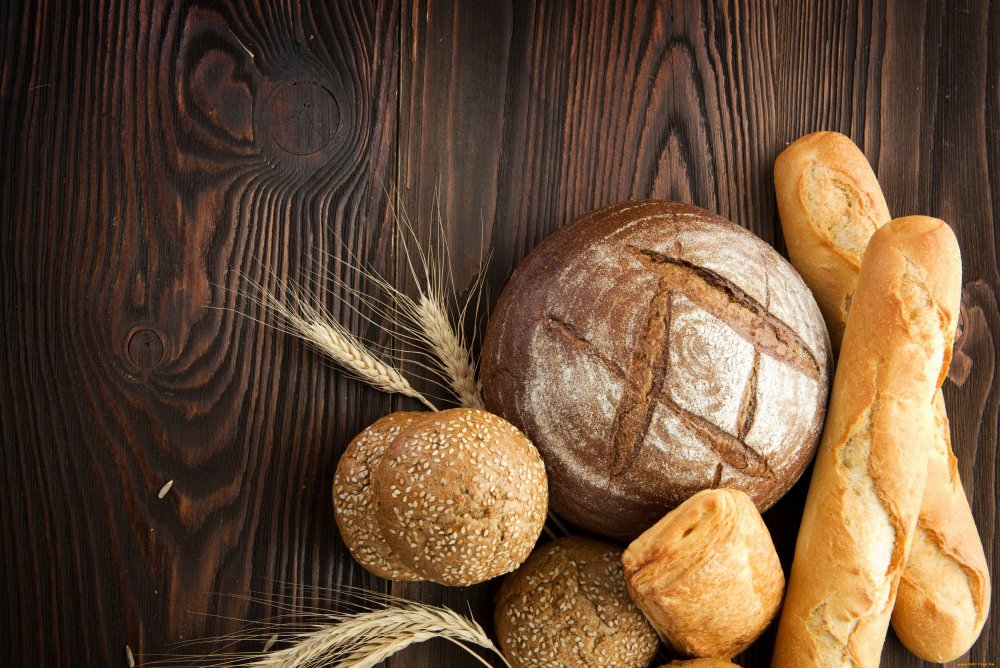 Хлеб на деревянном фоне