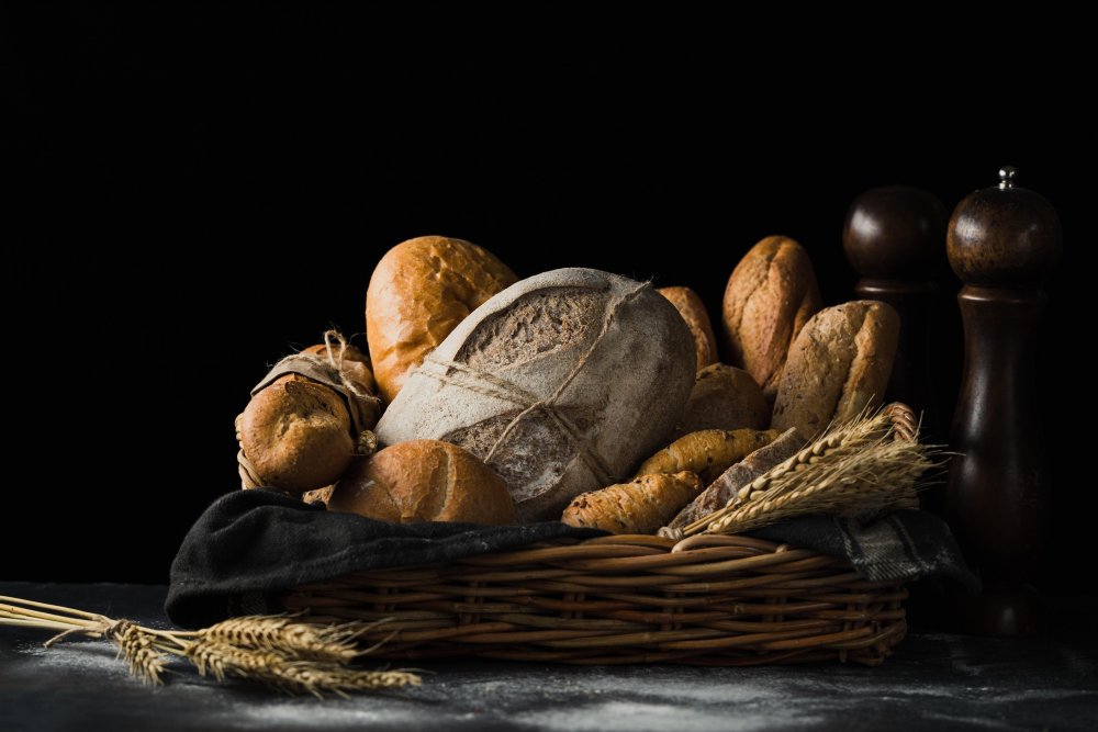 Хлеб на темном фоне