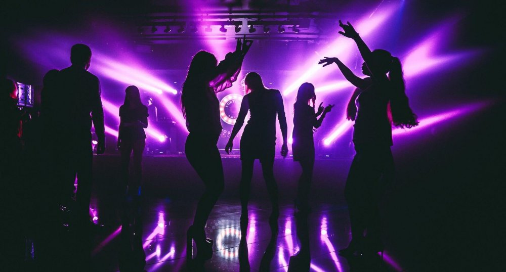 Люди танцуют в ночном клубе