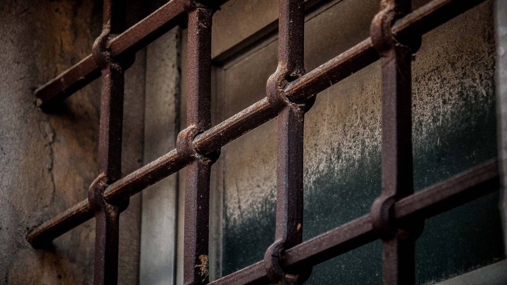 Тюремное окно с решеткой