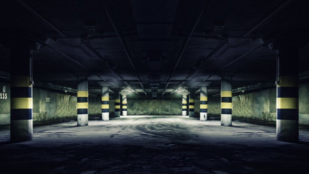 Пустая подземная парковка