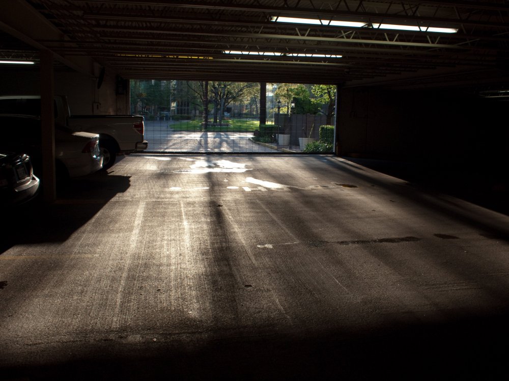 Пустой темный гараж