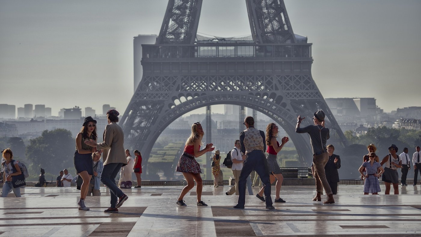Ликуй москва в париже росс. Люди в городе. Париж люди. Франция люди на улицах. Танцы на улицах Парижа.