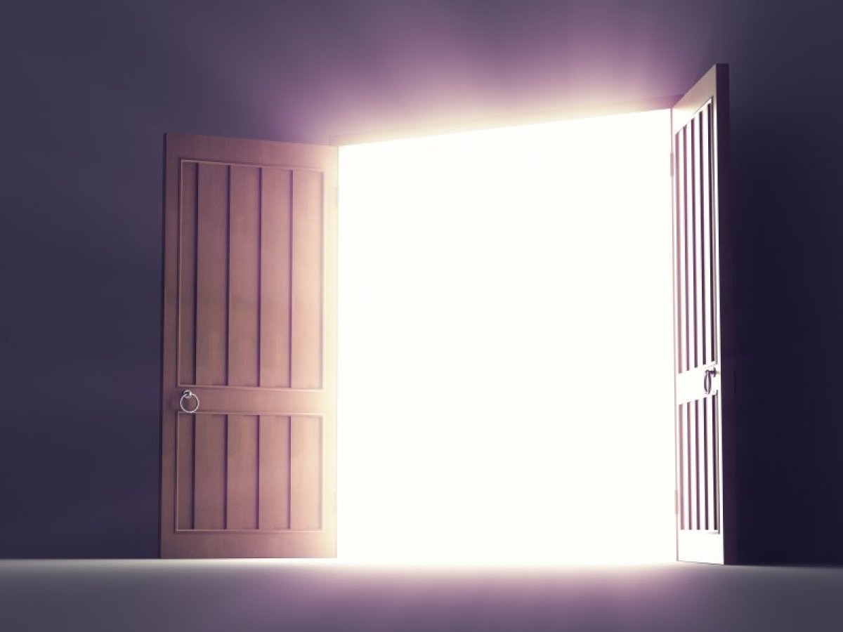 Дверях кати открывал. Открытые двери. Дверь со светом. Дверь открывается. Открывается дверь свет.