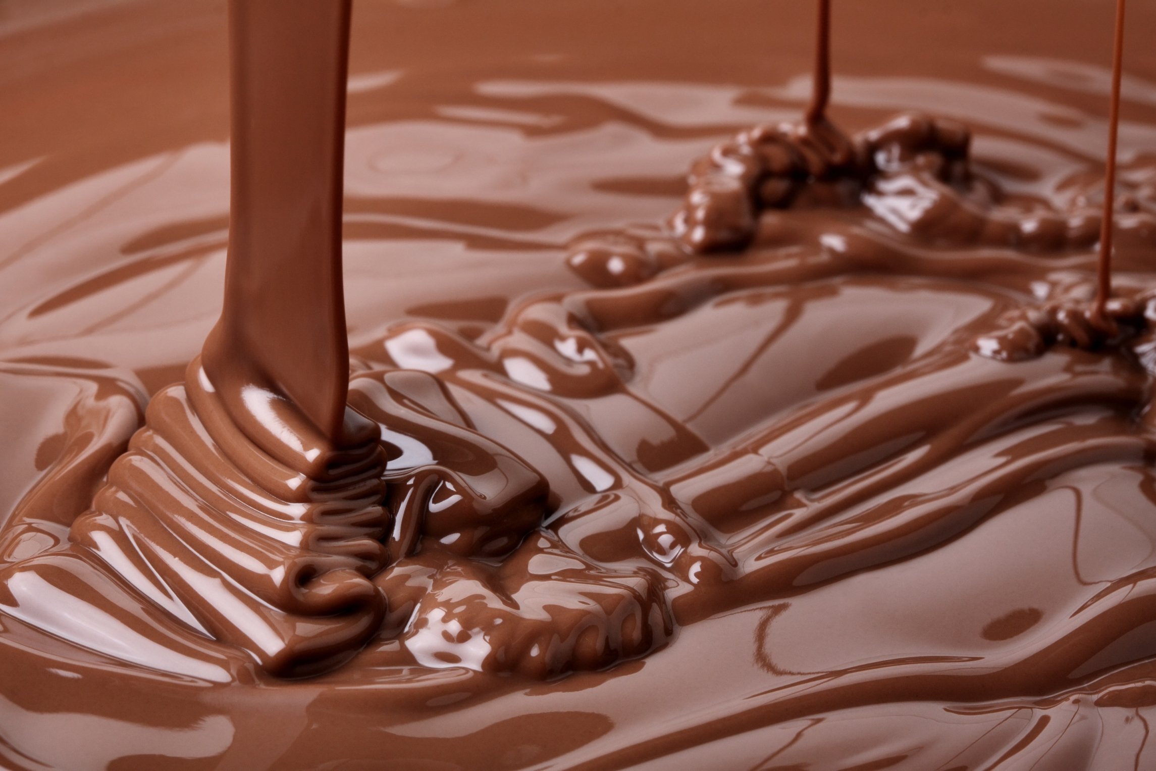 В шоколаде есть масла. Жидкий шоколад. Расплавленный шоколад. Топленый шоколад. Тающий шоколад.