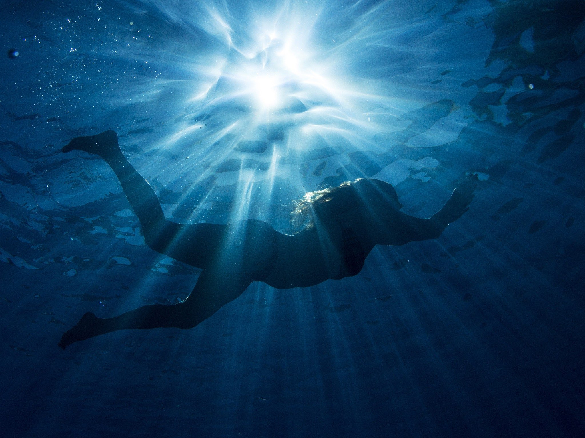 Утопленник во сне. Женщина под водой. Человек под водой. Силуэт девушки под водой. Женщина вода.