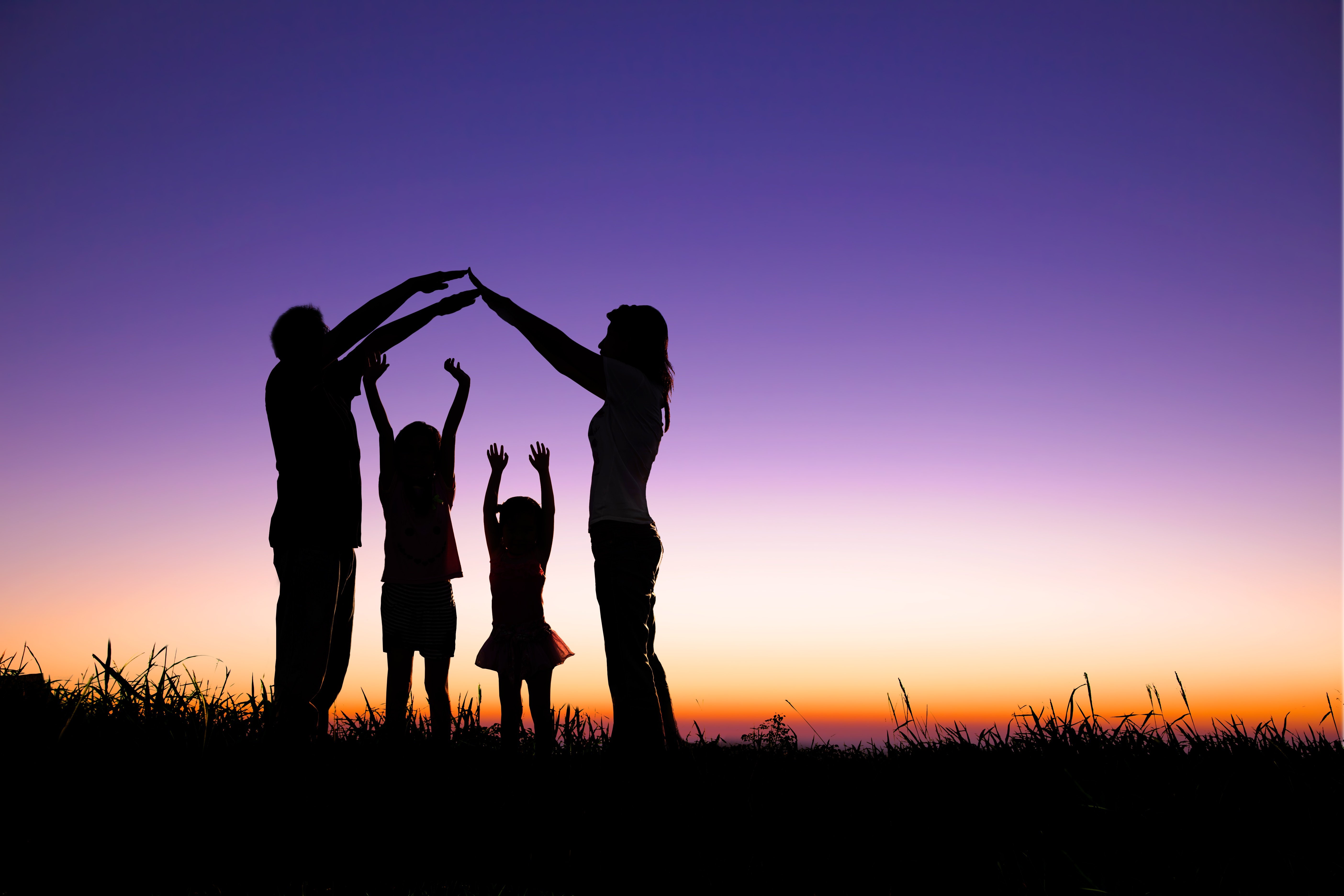 Идеальную 7. Семья на фоне заката. Счастливая семья на закате. Силуэт счастливой семьи. Фон семья.