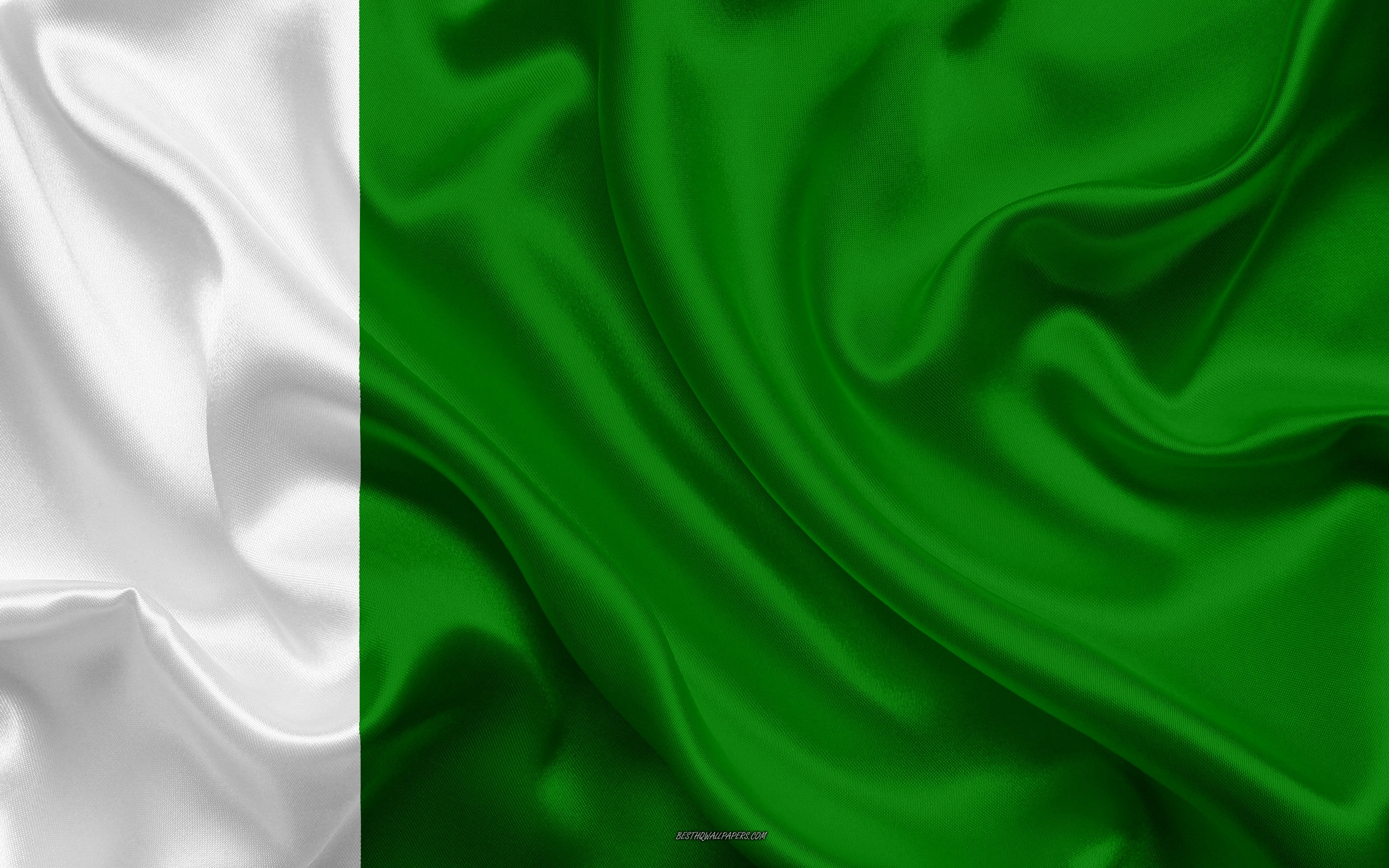 Белый флаг на зеленом фоне