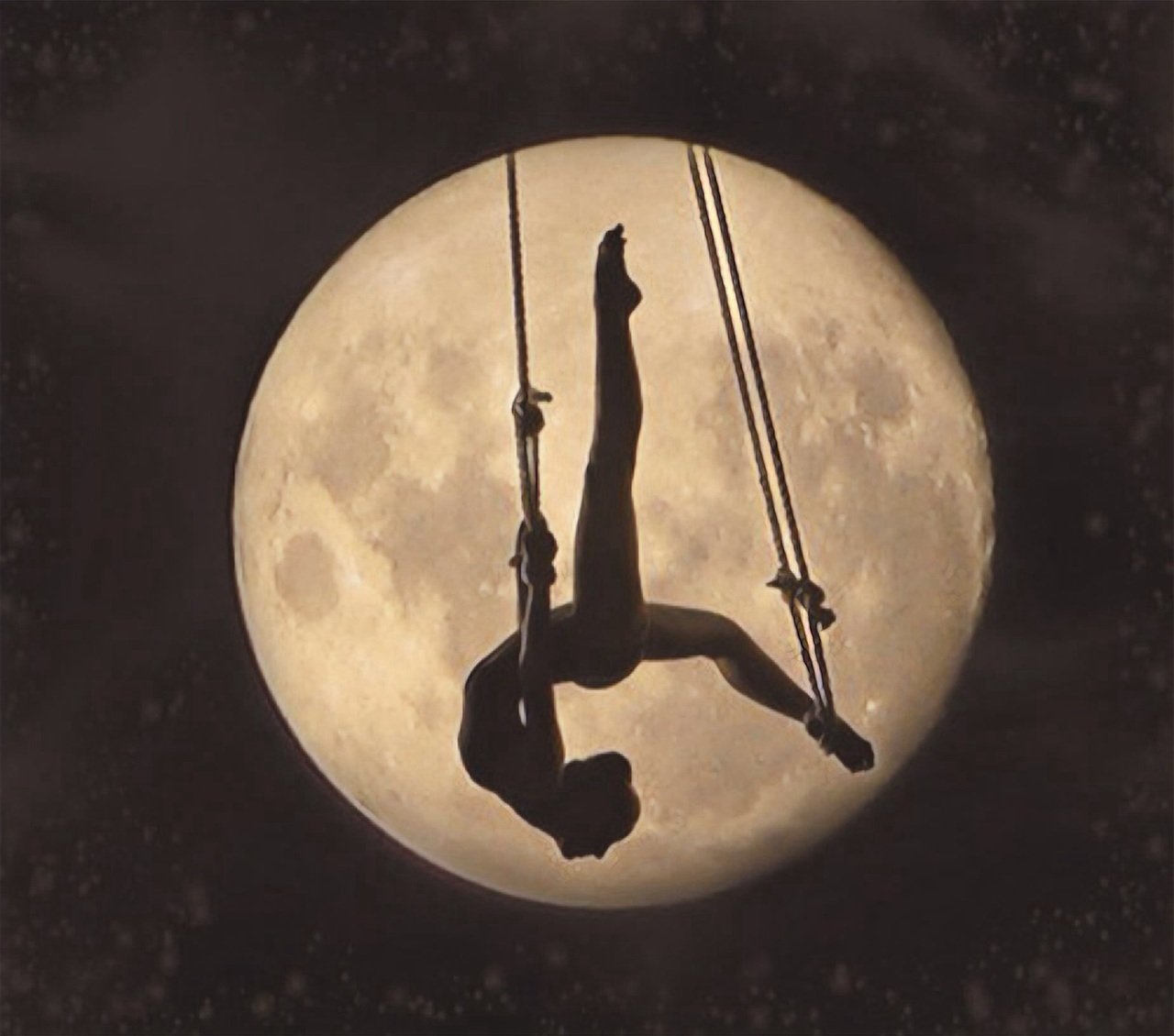 Девочка луна танцуй. Девушка-Луна. Качели под луной. Танцы при Луне. Девушка качается на Луне.