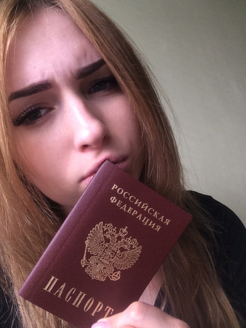 Паспорт красивой девушки