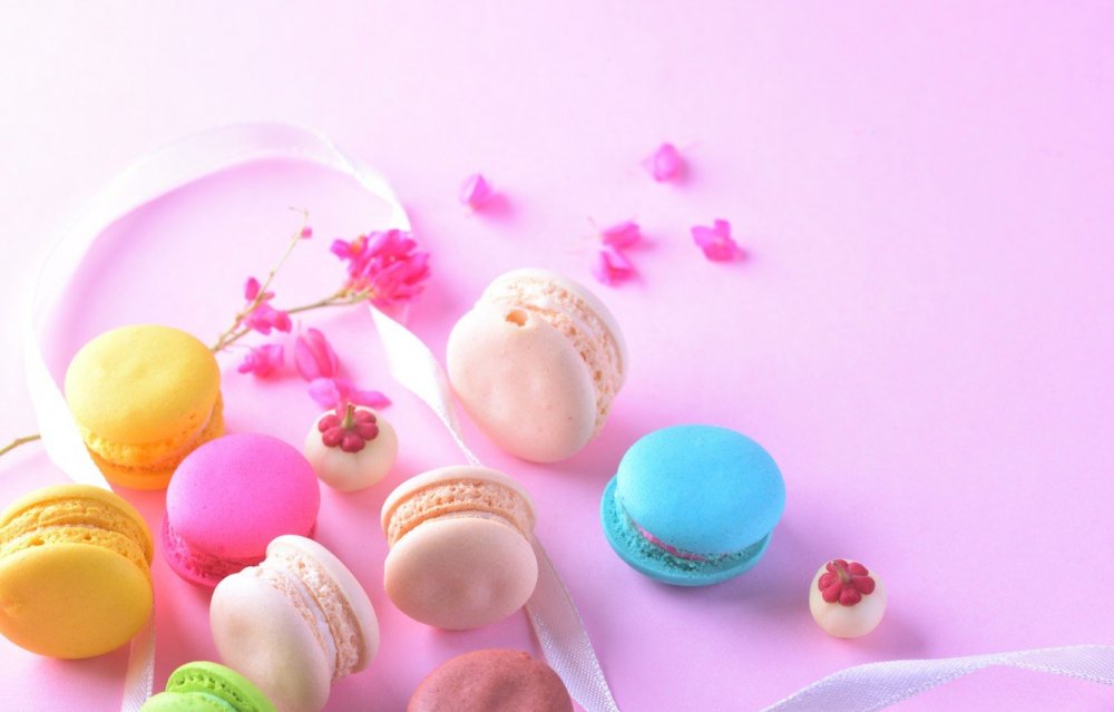 Розовый фон со сладостями