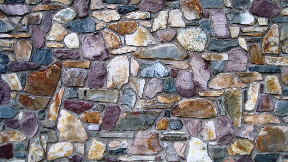 Красивая стена из камня