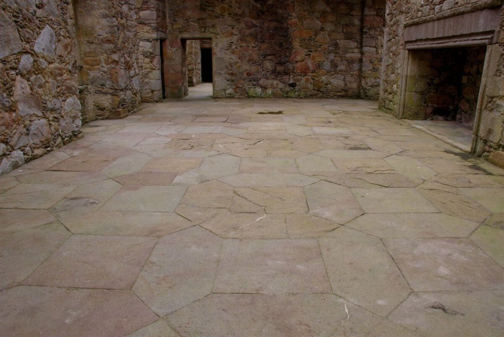 Старинный каменный пол