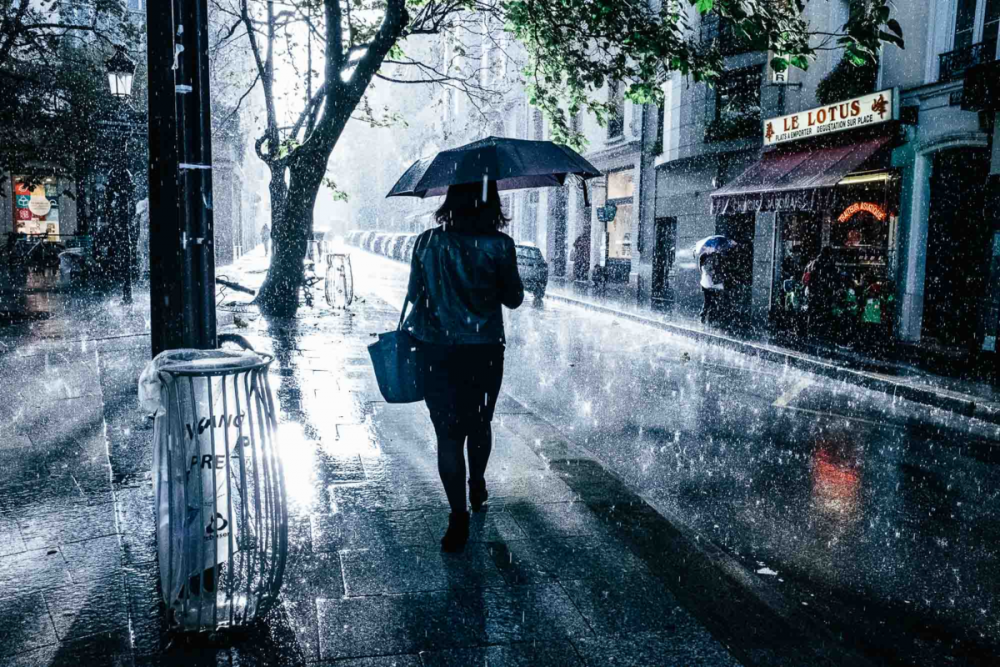 Дождь в Париже ()