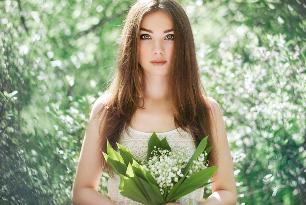Девушка с весенними цветами