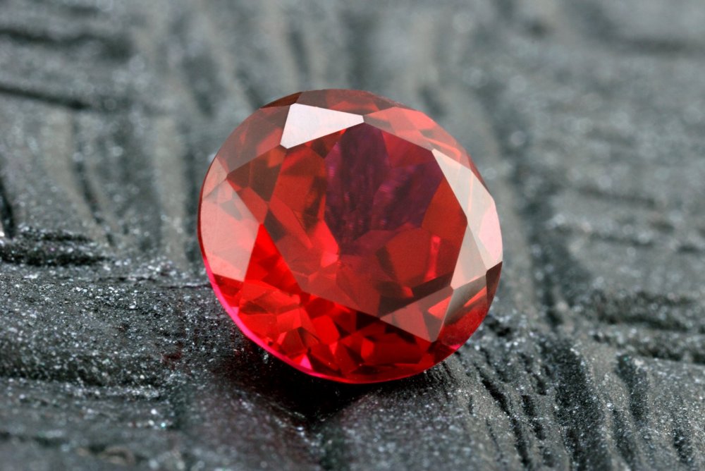 Красный Рубин камень
