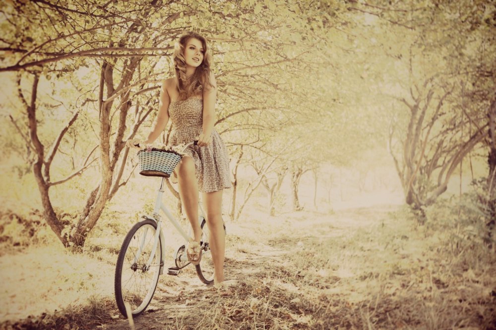 Девушка на велосипеде в парке