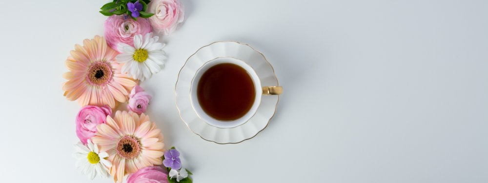 Чашка кофе и цветы фон