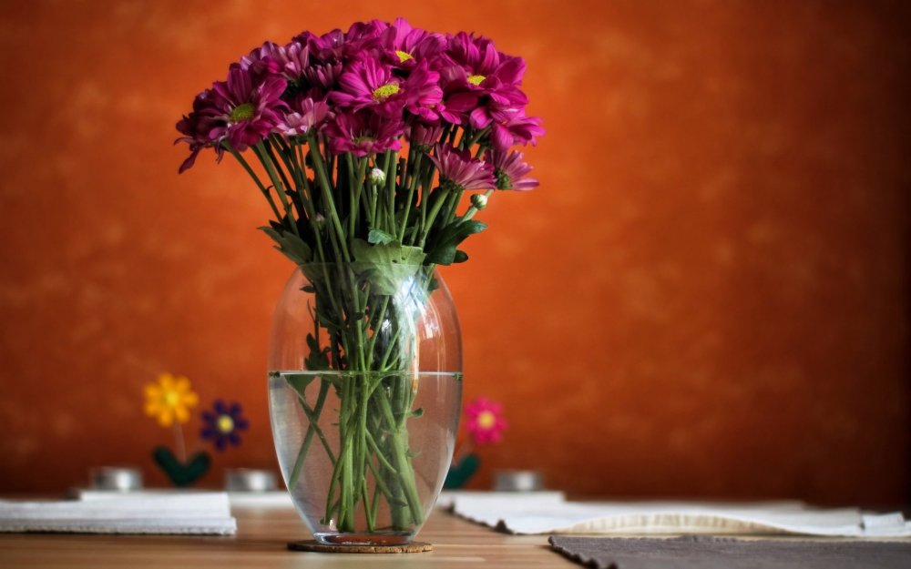 Ваза с цветами на столе