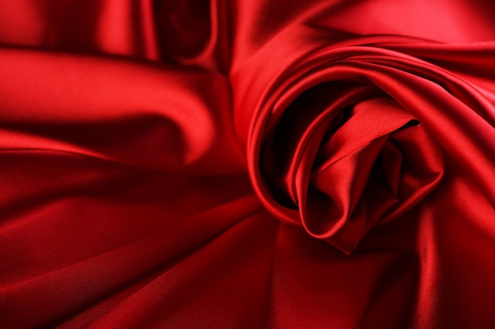 Красная ткань шелк