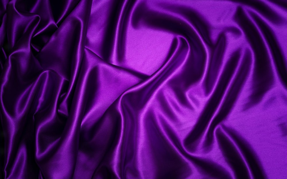 Фиолетовая шелковая ткань