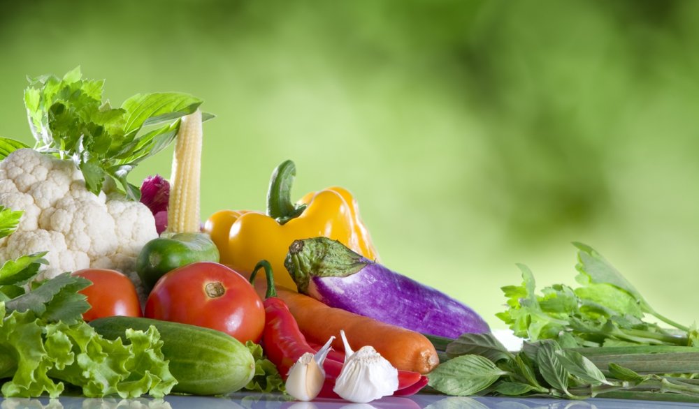 Витамины на фоне овощей и фруктов