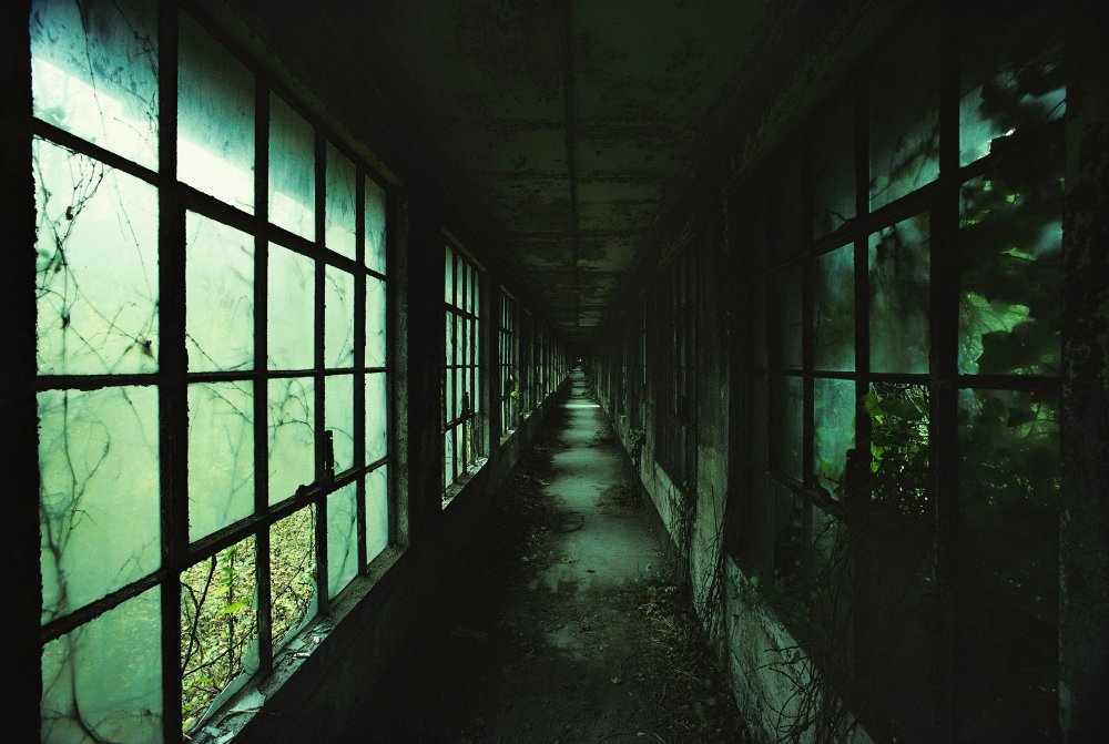 Темный коридор с окнами