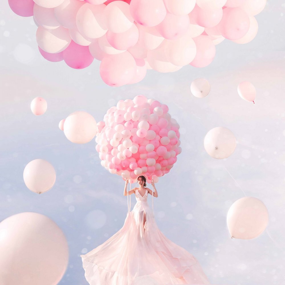 Девушка с розовыми шариками