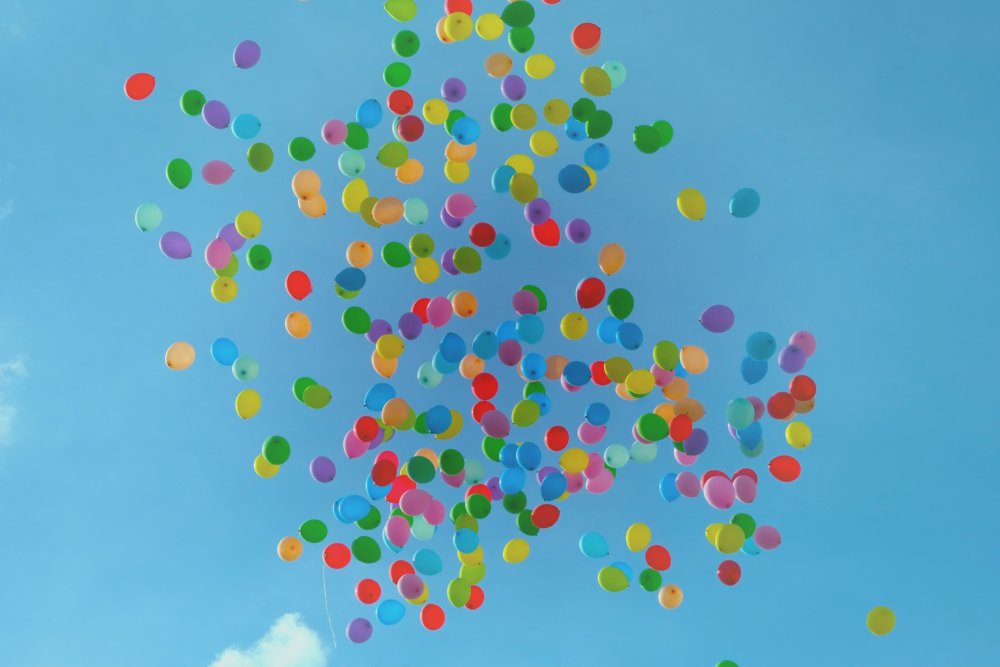 Разноцветные шары в небе