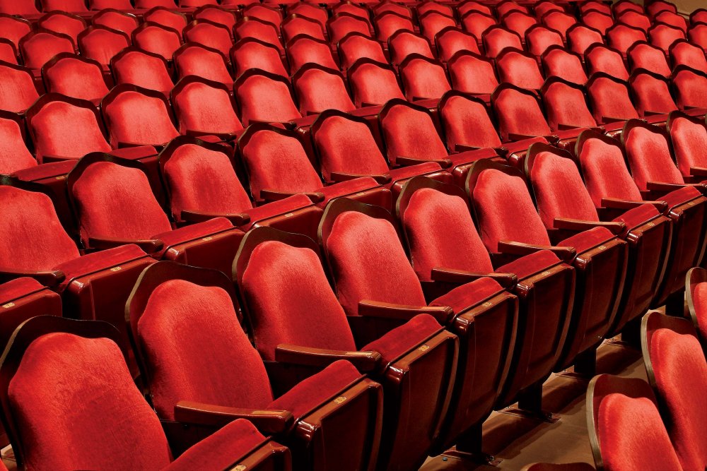 Красные кресла в театре